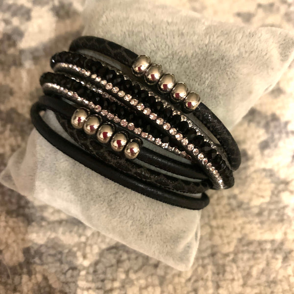 Magnetic wrap bracelet - black beads